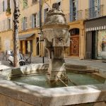 provence buissonnière fontaine place des trois ormeaux à Aix-en-Provence lors de la visite guidée des hôtels particuliers